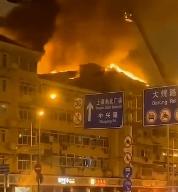 上海一门店深夜起火引燃坡屋面，九小场所消防安全不容忽视！