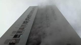 致敬消防救援官兵：消防员徒步奔跑27楼救出60人！